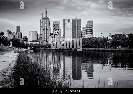 Un ciel couvert et orageux typique journée Melbourne, avec la rivière Yarra et les toits de la ville reflète dans l'eau. Banque D'Images