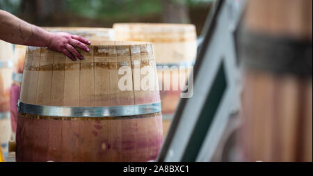 Le mouvement lent du vaporisateur gouttes jaune sur fond noir Banque D'Images