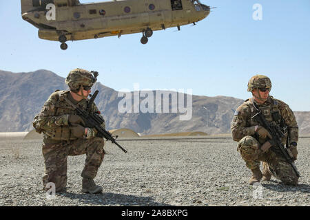 Des soldats de la 48ème Infantry Brigade Combat Team sécuriser une zone d'atterrissage pour hélicoptère après un chef de l'engagement avec les dirigeants supérieurs dans l'Armée nationale afghane dans la province de Kunar, l'Afghanistan 24 mars 2019. La 48ème Infantry Brigade Combat Team est déployé en Afghanistan dans le cadre de l'opération Liberté's Sentinel. Banque D'Images