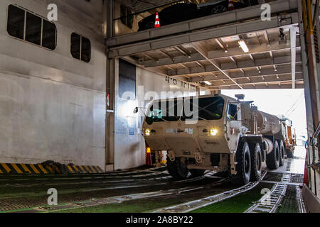 Un véhicule de l'Armée américaine à l'intérieur de l'ARC, à l'intégrité du navire cargo Naval Station (NAVSTA) Rota, Espagne, Nov 3, 2019. Le 21e Commandement de soutien de théâtre, 598e Brigade des transports, 839th bataillon de transport de la nation hôte et coordonnées partenaires opérations portuaires pour assurer le succès de l'ACR 1AD redéploiement vers les États-Unis. NAVSTA Rota soutient Naval Forces Europe Afrique Amérique Centrale (EURAFCENT) et la 6ème flotte priorités stratégiques en fournissant des services d'aérodrome et les installations portuaires, la sécurité, la protection de la force, le soutien logistique, administratif et les services d'urgence à toutes les forces des États-Unis et de l'OTAN Banque D'Images