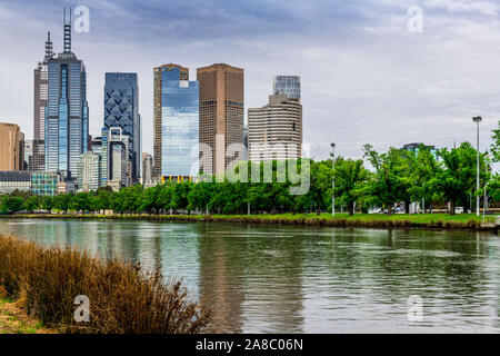 Un ciel couvert et orageux typique journée Melbourne, avec la rivière Yarra et les toits de la ville reflète dans l'eau. Banque D'Images