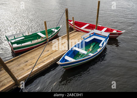 Barques colorées sur une jetée Banque D'Images