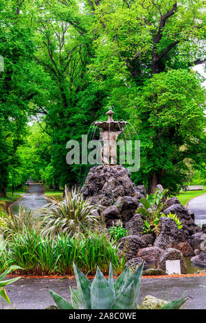 4 Nov 19. Melbourne, Australie. Le Dieu de la rivière fontaine a été une des premières grandes statues dans les jardins Fitzroy. Une figure d'un homme à genoux portant Banque D'Images