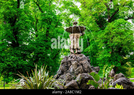 4 Nov 19. Melbourne, Australie. Le Dieu de la rivière fontaine a été une des premières grandes statues dans les jardins Fitzroy. Une figure d'un homme à genoux portant Banque D'Images