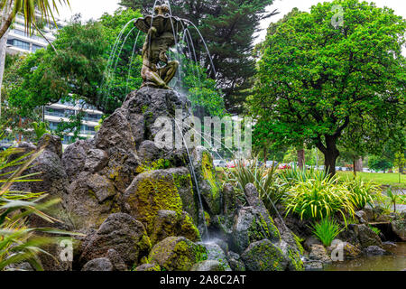 4 Nov 19. Melbourne, Australie. Le Dieu de la rivière fontaine a été une des premières grandes statues dans les jardins Fitzroy. Une figure d'un homme à genoux portant Banque D'Images