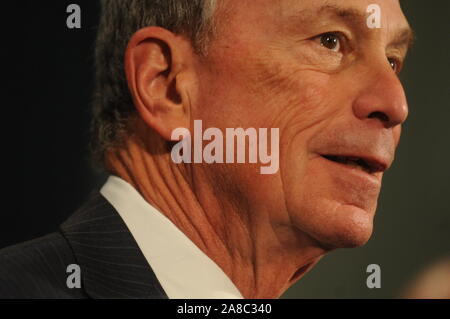 NEW YORK, NY - 24 janvier : Maire de la ville de New York Michael Bloomberg (C) parle comme National Football League (NFL) Commissaire Roger Goodell (R) regarde sur l'Hôtel de ville à une conférence de presse pour annoncer les plans pour le Super Bowl XLVIII de la région le 24 janvier 2012 à New York. Le New York/New Jersey le premier Super Bowl verra la création d'un 'Super Bowl Boulevard' attraction du ventilateur le long de Broadway à Manhattan, People : Michael Bloomberg Banque D'Images