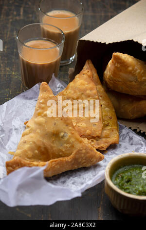 Samosas et thé chaud ou snack-chai Banque D'Images