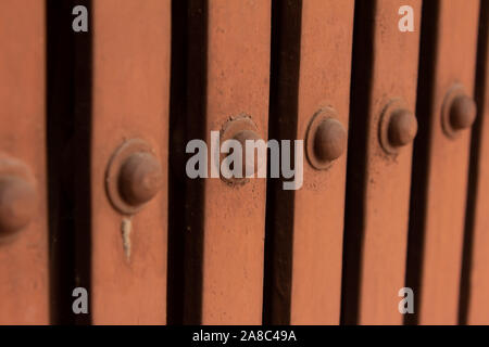 Rivets le long de la porte pliante utilisée pour plus de sécurité pour les maisons et les entreprises Banque D'Images