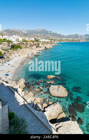 Les eaux bleu cristal étonnant aux côtés de l'un des belles baies trouvés à Nerja, Espagne Banque D'Images