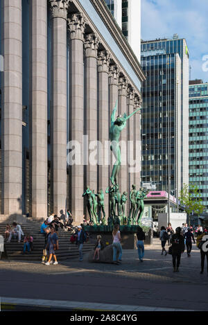 Hotorget Stockholm, vue en été de la salle de Concert de Stockholm en construction (Hay Hötorget) Marché place avec fontaine d'Orphée en premier plan, la Suède. Banque D'Images