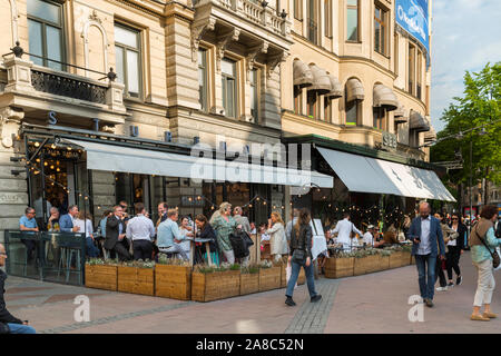 Café-bar de Stockholm, vue en été des suédois se détendant aux tables devant le café-restaurant Sturehof à Stureplan, Östermalm, Stockholm. Banque D'Images