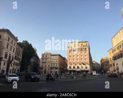 L'Italie, l'Italie, la Chine. Nov 8, 2019. ¯ItalyÃ Â¼Å«La Plaza de España en Italie a été le cadre de la Film Roman Holiday.Il est situé dans la région de Trinity Church, Italie.Plaza y compris le Governor's Mansion, jardins, chocolat maison, Spanish Arch et d'autres bâtiments. Crédit : SIPA Asie/ZUMA/Alamy Fil Live News Banque D'Images