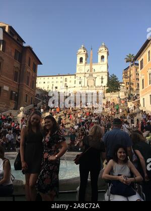 L'Italie, l'Italie, la Chine. Nov 8, 2019. ¯ItalyÃ Â¼Å«La Plaza de España en Italie a été le cadre de la Film Roman Holiday.Il est situé dans la région de Trinity Church, Italie.Plaza y compris le Governor's Mansion, jardins, chocolat maison, Spanish Arch et d'autres bâtiments. Crédit : SIPA Asie/ZUMA/Alamy Fil Live News Banque D'Images