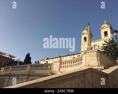 L'Italie, l'Italie, la Chine. Nov 8, 2019. ¯ItalyÃ Â¼Å«La Plaza de España en Italie a été le cadre de la Film Roman Holiday.Il est situé dans la région de Trinity Church, Italie.Plaza y compris le Governor's Mansion, jardins, chocolat maison, Spanish Arch et d'autres bâtiments. Crédit : SIPA Asie/ZUMA/Alamy Fil Live News Banque D'Images