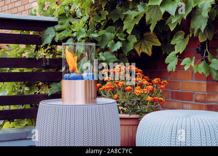 Petite table bio éthanol cheminée verre portable donnant de gravure et de l'atmosphère la chaleur se sentent à l'accueil balcon sur soirée d'automne. Grap décoratif Banque D'Images