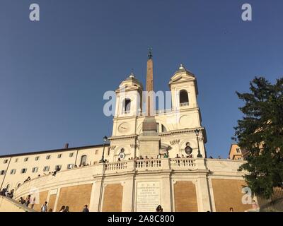 L'Italie, l'Italie, la Chine. Nov 8, 2019. ¯ItalyÃ Â¼Å«La Plaza de España en Italie a été le cadre de la Film Roman Holiday.Il est situé dans la région de Trinity Church, Italie.Plaza y compris le Governor's Mansion, jardins, chocolat maison, Spanish Arch et d'autres bâtiments. Crédit : SIPA Asie/ZUMA/Alamy Fil Live News Banque D'Images