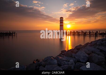 Phare au coucher du soleil, Podersdorf am See, le lac de Neusiedl, Burgenland, Autriche Banque D'Images