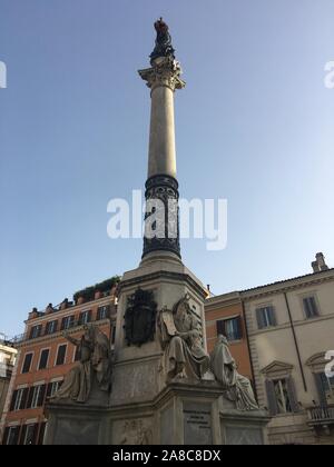 L'Italie, l'Italie, la Chine. Nov 8, 2019. ¯ItalyÃ Â¼Å«La Plaza de España en Italie a été le cadre de la Film Roman Holiday.Il est situé dans la région de Trinity Church, Italie.Plaza y compris le Governor's Mansion, jardins, chocolat maison, Spanish Arch et d'autres bâtiments. Crédit : SIPA Asie/ZUMA/Alamy Fil Live News Banque D'Images