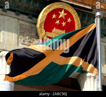 Beijing, Chine. 05Th Nov, 2019. Le drapeau national de la Jamaïque survole le Grand Hall du Peuple au cours de premier ministre de la Jamaïque Andrew Holness de sa visite officielle à Pékin le vendredi, Novembre 68, 2019. Holness se félicite de l'occasion de travailler avec la Chine dans des domaines tels que les énergies renouvelables, la sécurité des frontières, l'agriculture, les soins de santé et l'éducation de la tige pour renforcer l'économie jamaïcaine. Photo par Stephen Shaver/UPI UPI : Crédit/Alamy Live News Banque D'Images