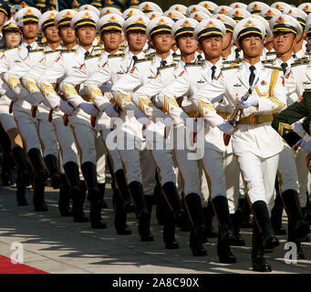 Beijing, Chine. 05Th Nov, 2019. Des soldats chinois de la garde d'honneur militaire pour une cérémonie d'accueil dans le Grand Hall du Peuple à Beijing, le vendredi, Novembre 8, 2019. Les dépenses de défense de la Chine va augmenter de 7,5 pour cent à partir de 2018, tel qu'il est suivie de près dans le monde entier d'indices sur les intentions militaires stratégiques du pays. Photo par Stephen Shaver/UPI UPI : Crédit/Alamy Live News Banque D'Images