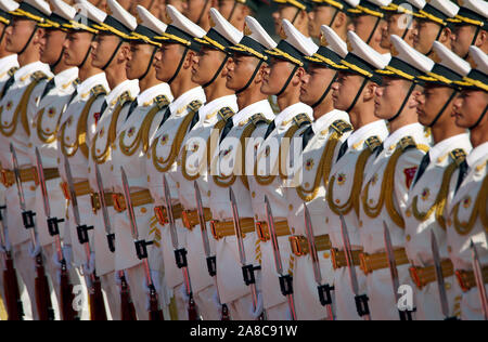 Beijing, Chine. 05Th Nov, 2019. Des soldats chinois de la garde d'honneur militaire pour une cérémonie d'accueil dans le Grand Hall du Peuple à Beijing, le vendredi, Novembre 8, 2019. Les dépenses de défense de la Chine va augmenter de 7,5 pour cent à partir de 2018, tel qu'il est suivie de près dans le monde entier d'indices sur les intentions militaires stratégiques du pays. Photo par Stephen Shaver/UPI UPI : Crédit/Alamy Live News Banque D'Images