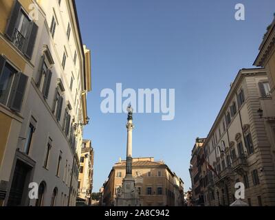 L'Italie, l'Italie, la Chine. Nov 8, 2019. ¯ItalyÃ Â¼Å«La Plaza de España en Italie a été le cadre de la Film Roman Holiday.Il est situé dans la région de Trinity Church, Italie.Plaza y compris le Governor's Mansion, jardins, chocolat maison, Spanish Arch et d'autres bâtiments. Crédit : SIPA Asie/ZUMA/Alamy Fil Live News Banque D'Images