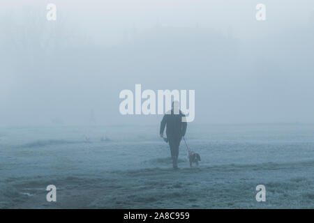 Londres, Royaume-Uni. Nov 8, 2019. Un homme cylces grâce à un paysage couvert de brouillard sur Wimbledon Common, par un froid matin de novembre . Credit : amer ghazzal/Alamy Live News Banque D'Images