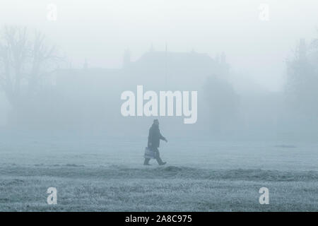 Londres, Royaume-Uni. Nov 8, 2019. Un homme marche à travers un paysage couvert de brouillard sur Wimbledon Common, par un froid matin de novembre . Credit : amer ghazzal/Alamy Live News Banque D'Images