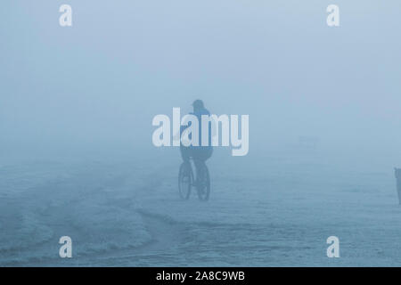 Londres, Royaume-Uni. Nov 8, 2019. Un homme cylces grâce à un paysage couvert de brouillard sur Wimbledon Common, par un froid matin de novembre . Credit : amer ghazzal/Alamy Live News Banque D'Images