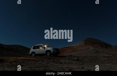 L'Azerbaïdjan, Xizi - 8 novembre, 2019:SUV Japonais sous un ciel étoilé Banque D'Images