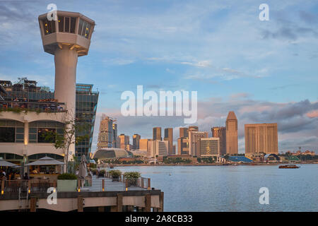 Voir à la tombée de Clifford Pier et l'Ancienne Douane à Marina Bay, Singapour, vers l'Esplanade et ses immeubles de bureaux et hôtel Banque D'Images