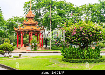 Bangkok, Thaïlande - 25 Avril 2011 : Pavillon chinois dans le Parc Lumphini. C'est le plus grand espace vert de la ville. Banque D'Images