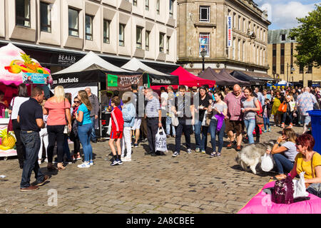 Les visiteurs passent à côté d'aliments salés et sucrés à emporter divers stands de nourriture sur Le Mans Crescent à la Bolton Food Festival 2017 Banque D'Images