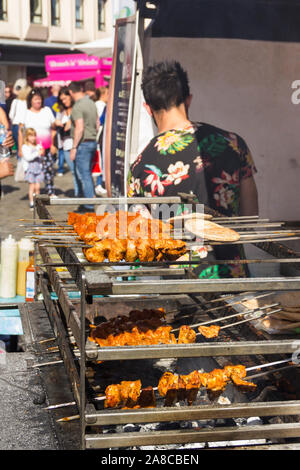 Kebab wrap grillé la viande sur les brochettes sur un barbecue à charbon de bois commercial de décrochage à emporter sur Le Mans Crescent à la Bolton Food Festival 2017. Banque D'Images