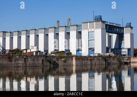 Ruse, Bulgarie - 29 septembre 2014 : Réparation quai de la Rousse, chantier naval de la côte de la rivière Danuber Banque D'Images