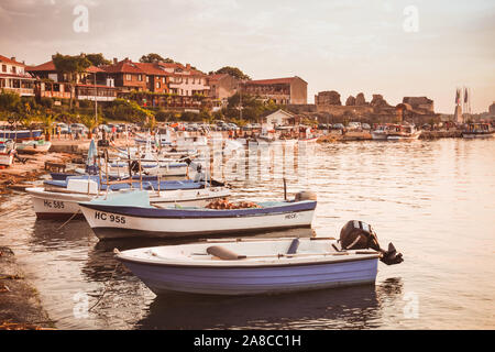 Nessebar, Bulgarie - 20 juillet 2014 : les bateaux sont amarrés dans le vieux port de Nessebar. Effet filtre tonal Vintage Banque D'Images