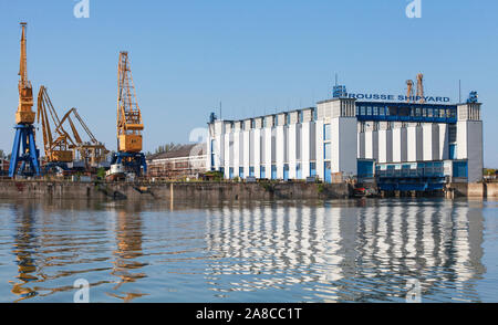 Ruse, Bulgarie - 29 septembre 2014 : Réparation quai de la Rousse Shipyard, Danuber river Banque D'Images