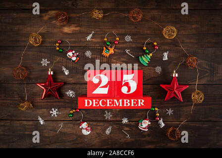 25 décembre - Jour de Noël concept représenté avec la date et les décorations disposées sur bois rustique - Vue de dessus Banque D'Images
