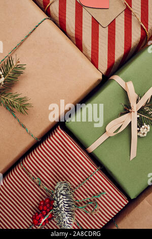 Décoration de Noël coloré enveloppés dans du papier d'emballage prêt pour l'appartement de vacances Banque D'Images