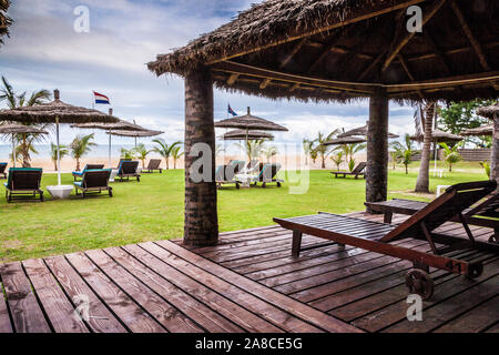 La plage privée d'un complexe de vacances de luxe en Gambie, Afrique de l'Ouest. Banque D'Images