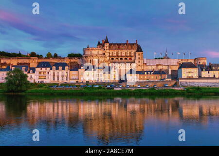 Célèbre château d'Amboise et de réflexion sur Loire par nuit, France Banque D'Images