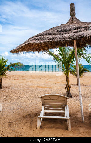 La plage privée d'un complexe de vacances de luxe en Gambie, Afrique de l'Ouest. Banque D'Images