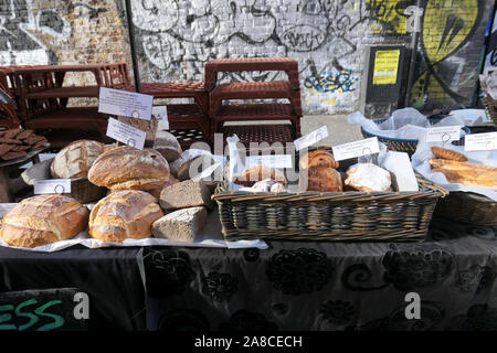 Stands de nourriture sur le célèbre marché populaire, Brick Lane dans l'Est de Londres, en Angleterre, Royaume-Uni Banque D'Images