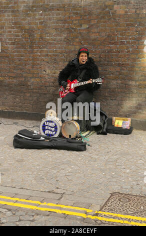 Musicien ambulant Lewis Floyd Henry jouant sa musique sur Brick Lane dans l'Est de Londres. Banque D'Images