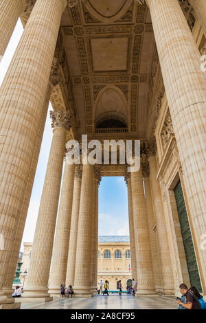 Grand low angle shot de l'impressionnant de colonnes corinthiennes et le plafond sculptural du péristyle à l'entrée du célèbre Panthéon mausoleum... Banque D'Images