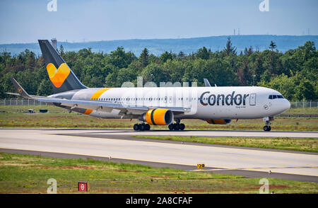 Francfort, Hesse / Allemagne - 19 Mai 2019d'avion Condor (Boeing 767-300 - D-ABUE) sur la piste du nord-ouest de l'aéroport de Francfort Banque D'Images