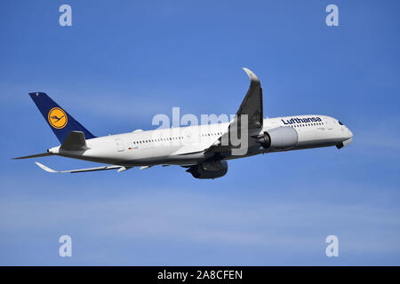 Munich, Allemagne. 07Th Nov, 2019. D-AIXF Lufthansa Airbus A350-941 "Bochum" au début, commence à partir de l'aéroport Franz Josef Strauss de Munich.Munich. Utilisation dans le monde entier | Credit : dpa/Alamy Live News Banque D'Images