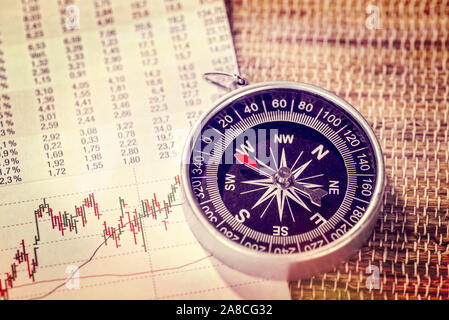 Tableaux et graphique avec la bourse et une boussole pour l'orientation Banque D'Images