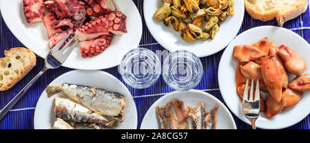 Raki, ouzo, bannière d'alcool Deux verres et fruits de mer meze hors-d'arrière-plan, Vue de dessus Banque D'Images