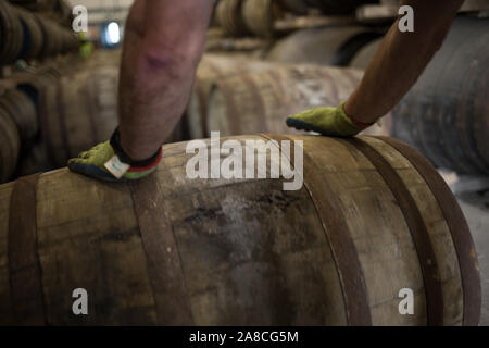 Déchargement de fûts de Kilchoman single malt whisky dans l'entrepôt, à la distillerie Kilchoman, fondée en 2005 par Anthony Wills, sur Islay, Ecosse, 16 octobre 2019. Banque D'Images